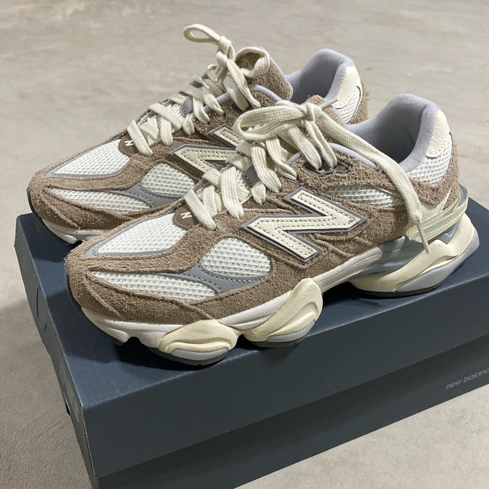 New balance 9060

Brand new 

Men’s size 5.5 

Women’s size 7